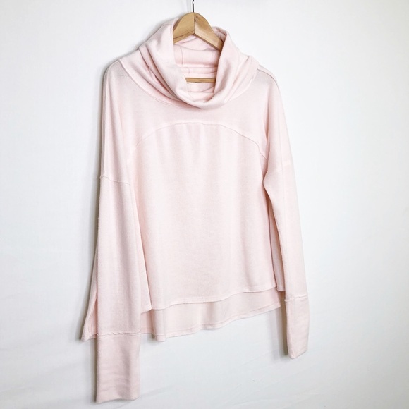 Free people with a free pink cowl Neck lightweight Sweater - Picture 8 of 8